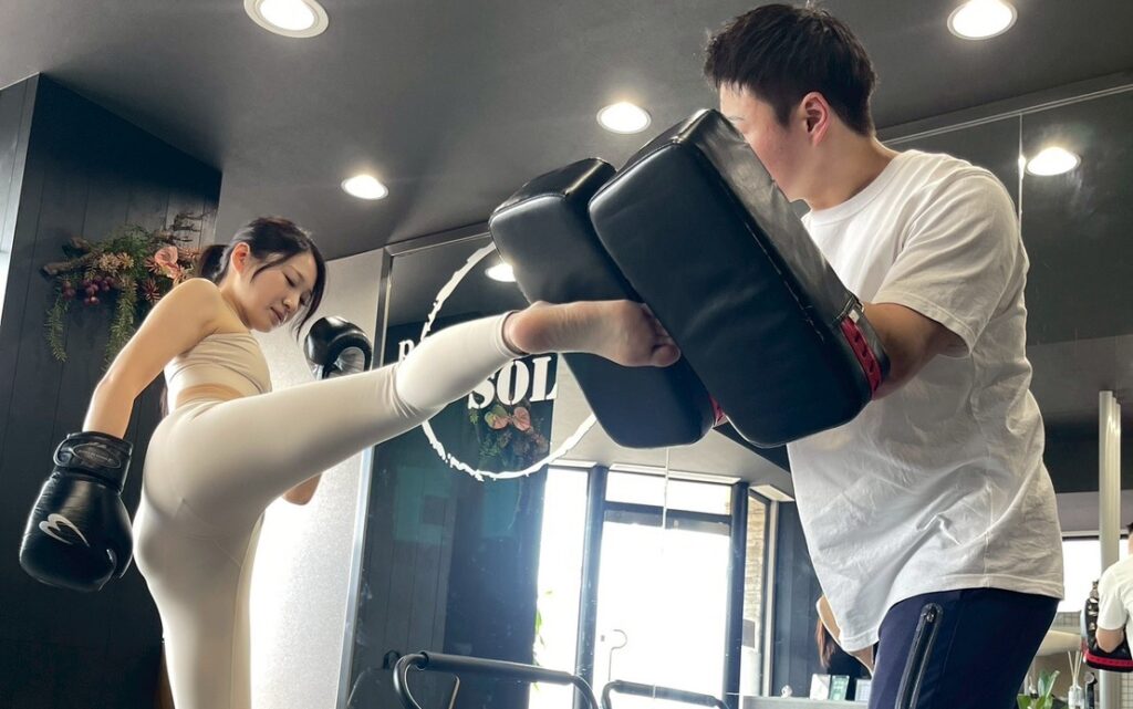 パーソナルジムSOLでキックボクシングをしている画像